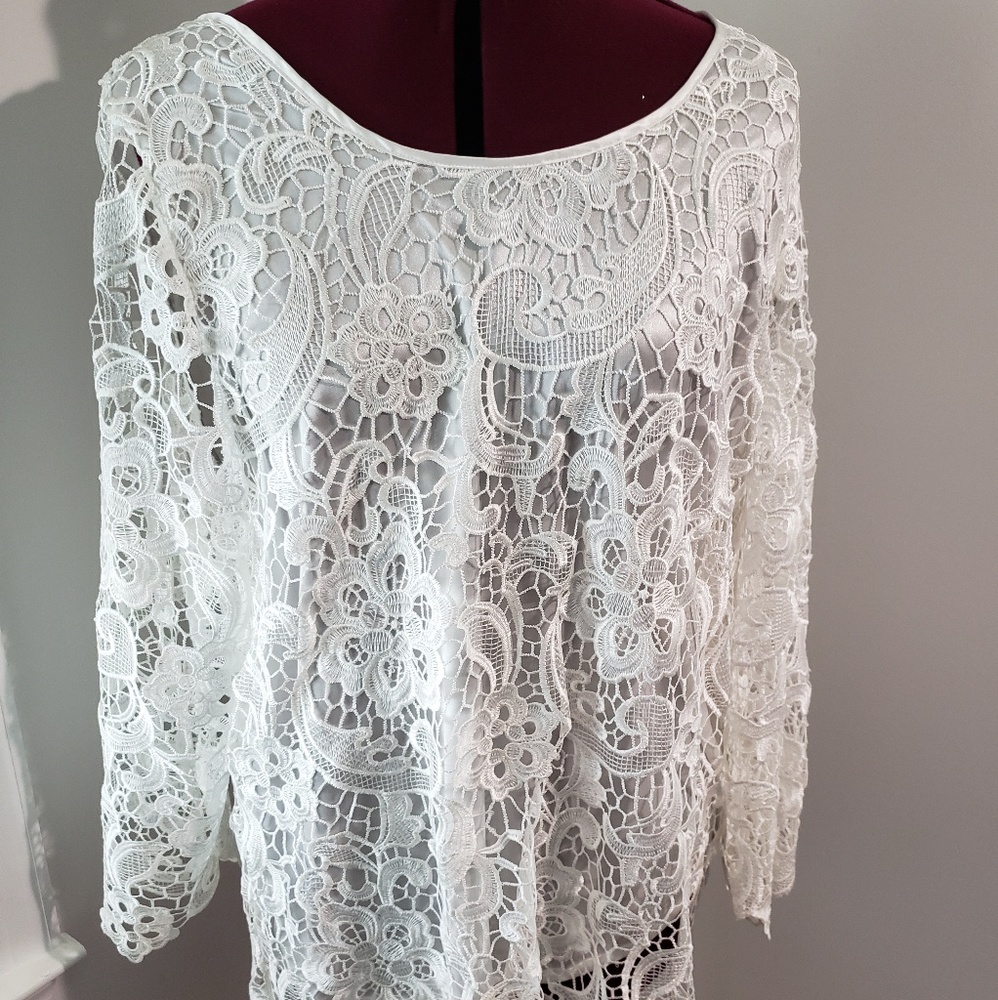 LACE OVERLAY TOP IN WHITE